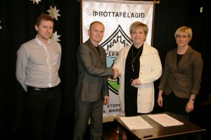 Friðrik Sigurbjörnsson, gjaldkeri Hamars, Hjalti Helgason, formaður Hamars, Aldís Hafsteinsdóttir, bæjarstjóri og Jóhanna Hjartardóttir, menningar og frístundafulltrúi.